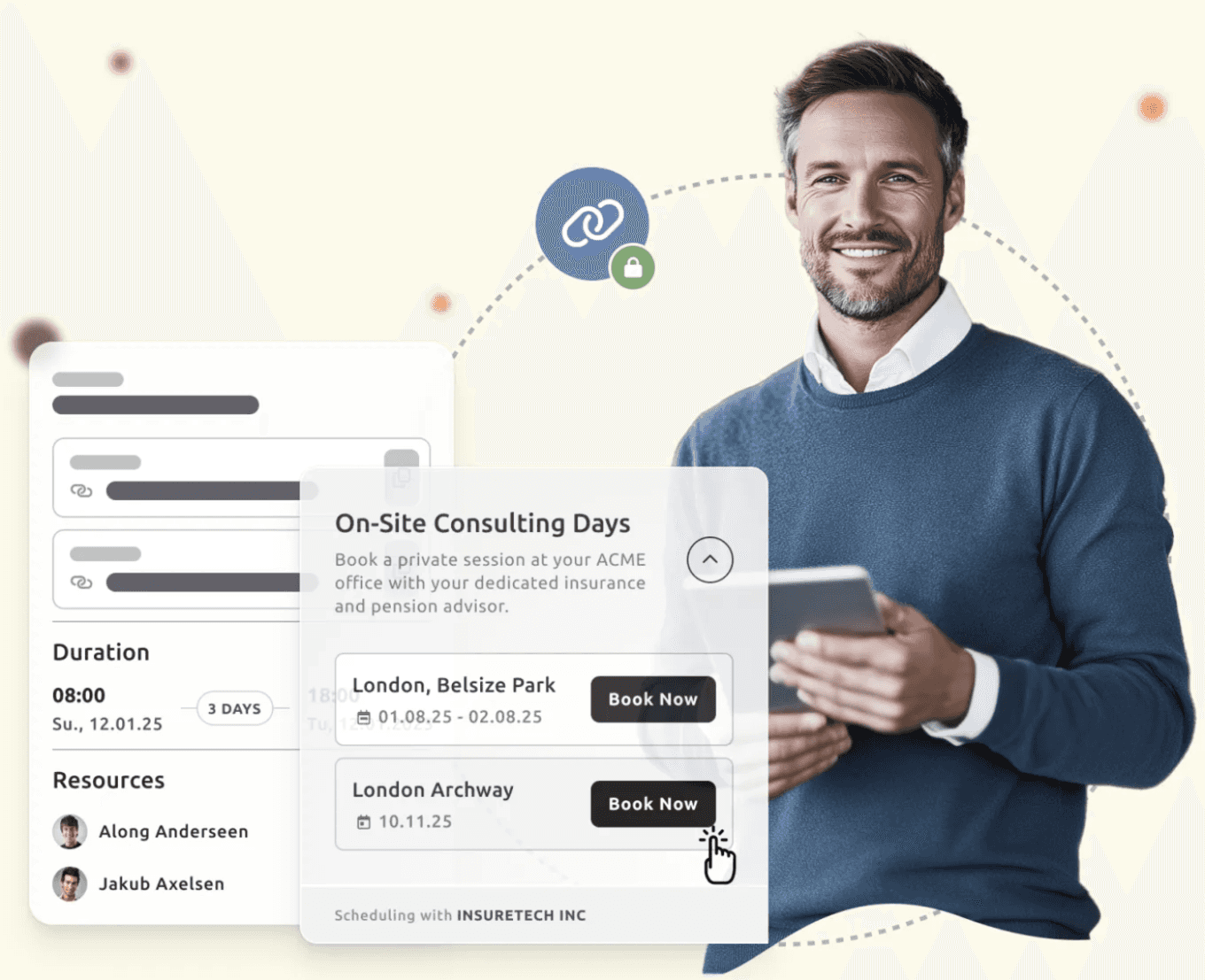 Asesor sonriente sosteniendo una tableta junto a una interfaz de reservas para días de asesoría presencial, mostrando ubicaciones disponibles, fechas y detalles del asesor.