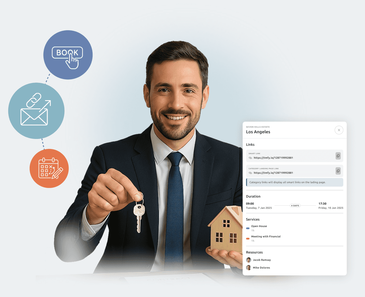Makler mit Schlüsseln und Miniaturhaus neben der Smart Links Buchungsoberfläche