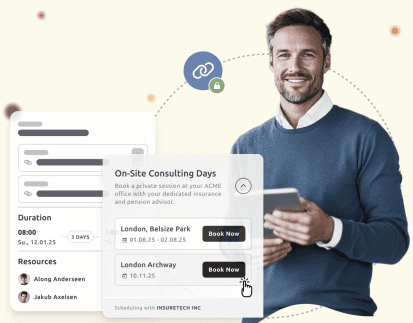 Lächelnder Berater, der ein Tablet neben einer Buchungsschnittstelle für Beratungstage vor Ort hält und verfügbare Standorte, Termine und Beraterdetails anzeigt.