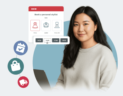 Eine Frau lächelt, während sie an einem Laptop arbeitet. Neben ihr ist ein Buchungs-Widget für einen Modehändler zu sehen.