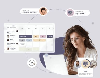 Mujer programando una capacitación de software en una laptop usando la interfaz del TIMIFY Course Planner, mostrando el calendario de cursos con sesiones de AutoCAD, asignación de personal de apoyo, equipo para participantes y un indicador d