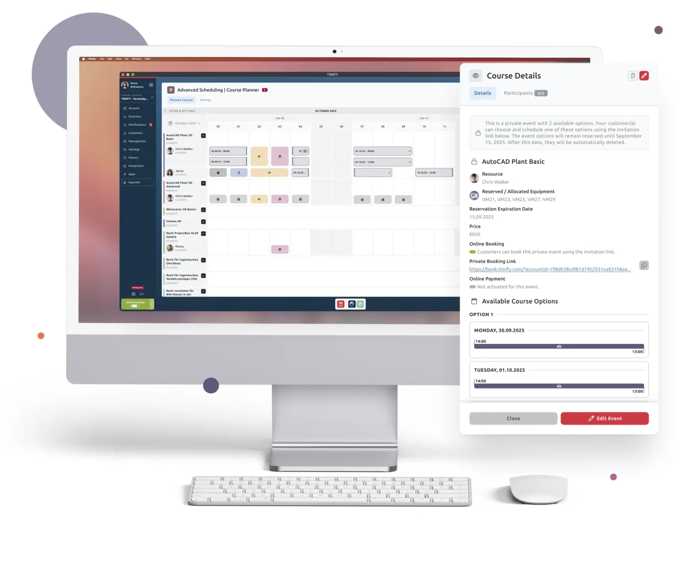 Pantalla de computadora mostrando una interfaz de programación para la herramienta Course Planner, con una barra lateral detallada que muestra información del curso, opciones de reserva, asignación de equipos y un enlace privado de reserva. El teclado y el mouse están colocados frente a la pantalla.